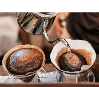 El agua caliente es el solvente necesario para preparar el café.